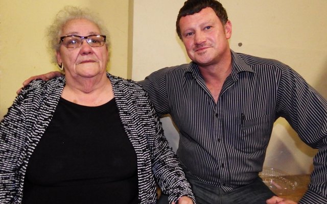 Manie se eggenote, Mara Groenewald saam met Willem Viljoen van RSG se program, Vastrap na afloop van die troosdiens